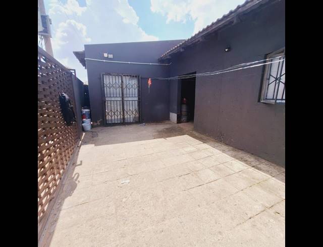 6 BEDROOM HOUSE FOR SALE IN RABIE RIDGE EXT 5